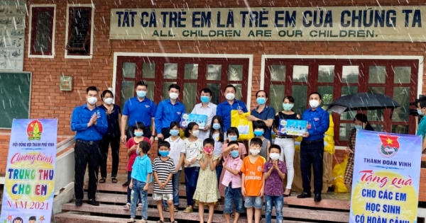 Trung thu sớm cho trẻ em có hoàn cảnh khó khăn, cơ nhỡ tại Nghệ An Trung thu sớm cho trẻ em có hoàn cảnh khó khăn, cơ nhỡ tại Nghệ An