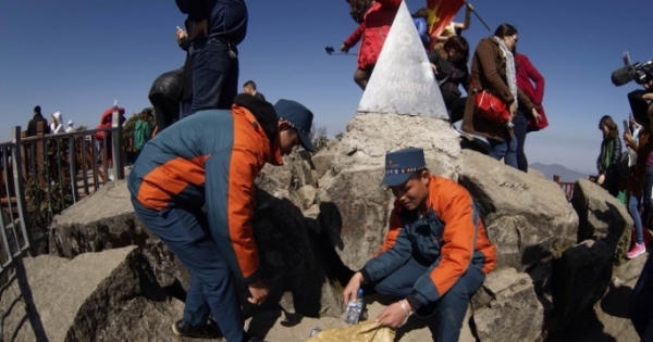 "Người rừng" đu dây nhặt rác trên đỉnh Fansipan