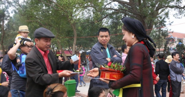 Hội Lim 2017: Phớt lờ lệnh cấm, liền anh liền chị vẫn ngả nón xin tiền