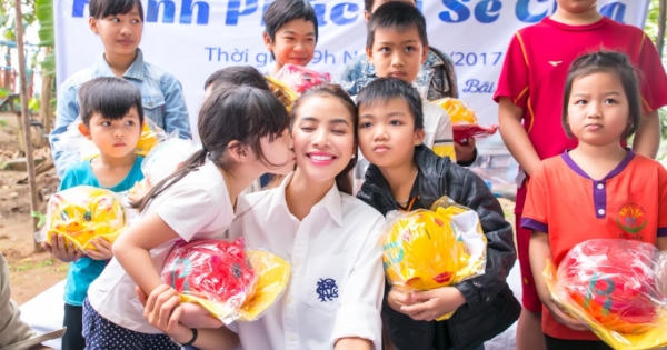 Phạm Hương xúc động tặng “heo đất” tiết kiệm cho trẻ em nghèo bãi giữa sông Hồng Phạm Hương xúc động tặng “heo đất” tiết kiệm cho trẻ em nghèo bãi giữa sông Hồng