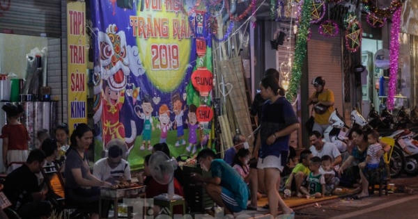 Người dân Hà Nội phá cỗ Trung Thu trên vỉa hè
