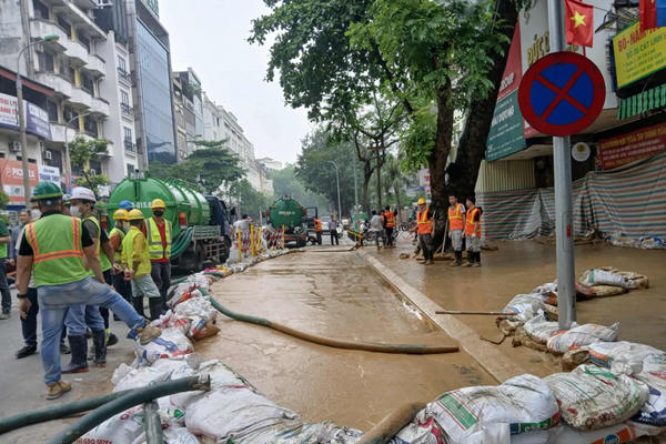 Hà Nội: Nỗ lực khắc phục sự cố bùn đất phun trào trên phố Cát Linh Hà Nội: Nỗ lực khắc phục sự cố bùn đất phun trào trên phố Cát Linh
