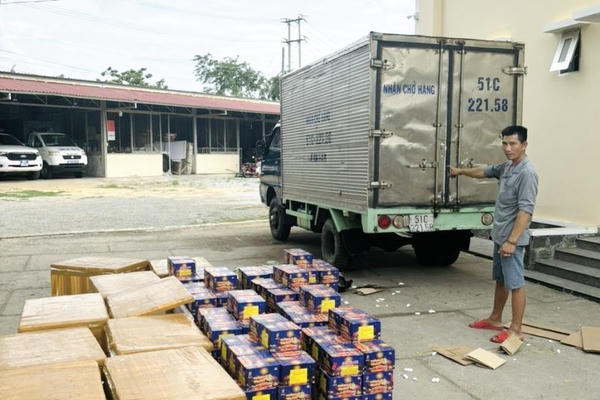 Bình Thuận: Bắt giữ lái xe chở gần nửa tấn pháo nổ trái phép