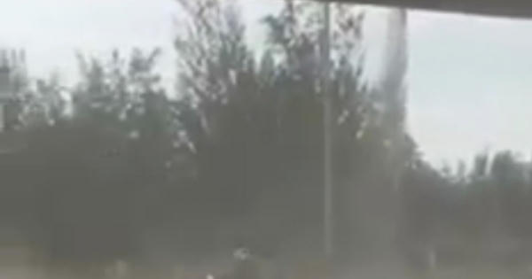 [Clip]: Xi măng trên băng tải nhà máy trút ào ạt như mưa xuống quốc lộ 279