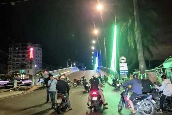 Cho rằng nhìn đểu, thanh niên 16 tuổi ở Lâm Đồng nghi bị sát hại trên cầu Dục Thanh