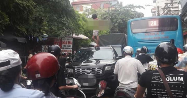 Cô gái nghi ngáo đá trèo lên nóc xe ôtô rồi lột đồ nhảy múa giữa phố