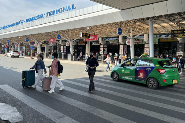 Đề xuất thí điểm 17 tuyến xe buýt từ sân bay Tân Sơn Nhất