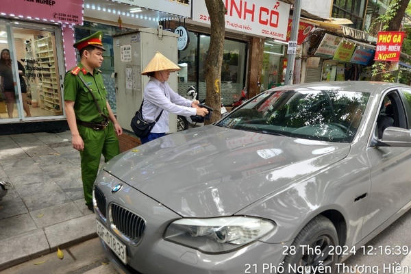 Công an Hà Nội phối hợp triển khai thí điểm việc thu phí đỗ xe không dùng tiền mặt Công an Hà Nội phối hợp triển khai thí điểm việc thu phí đỗ xe không dùng tiền mặt