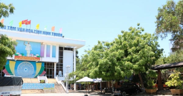 Trung tâm văn hóa tỉnh Ninh Thuận bị "bủa vây" bởi các quán cà phê: Giám đốc TTVH nói gì?