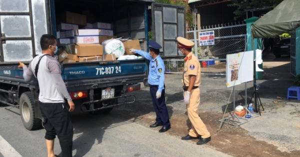 Tiền Giang: Phát hiện, xử phạt phương tiện vận chuyển hàng hóa không có nhãn phụ