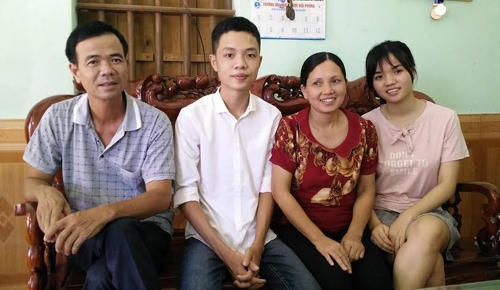 Câu chuyện về nam sinh duy nhất đỗ thủ khoa 3 khối ở Ninh Bình