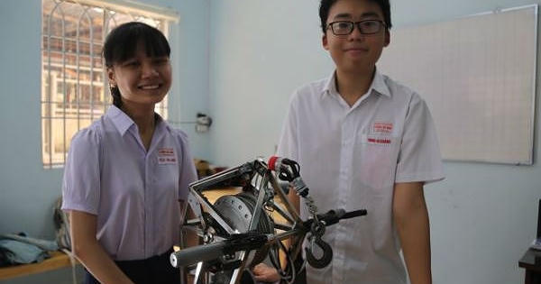 Nhóm học sinh sáng chế thiết bị thoát hiểm đa năng Nhóm học sinh sáng chế thiết bị thoát hiểm đa năng