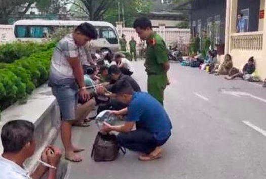 Bắt giữ nhóm đối tượng thực hiện hàng loạt các vụ cướp giật tài sản nơi đông người