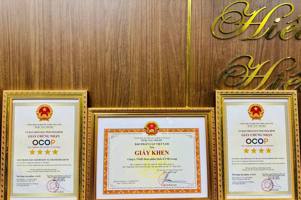 Báo Pháp luật Việt Nam tặng giấy khen tuyên dương đơn vị đồng hành hỗ trợ người dân vùng lũ Cao Bằng