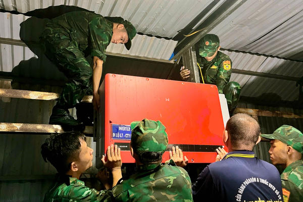 BĐBP Tây Ninh kịp thời hỗ trợ người dân di dời tài sản, khắc phục sự cố khi vỡ đê