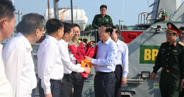 Chủ tịch nước Võ Văn Thưởng thăm quân và dân huyện đảo Cô Tô