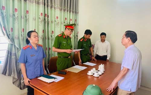 Bắt giam Chủ tịch và cán bộ địa chính xã lập hồ sơ khống, bỏ túi 300 triệu đồng