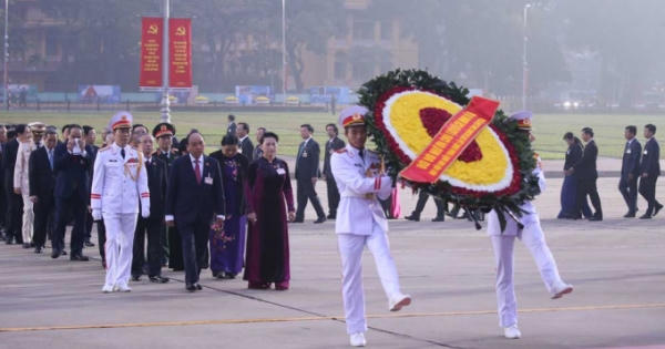 Các đại biểu dự Đại hội đại biểu toàn quốc lần thứ XIII của Đảng viếng Chủ tịch Hồ Chí Minh