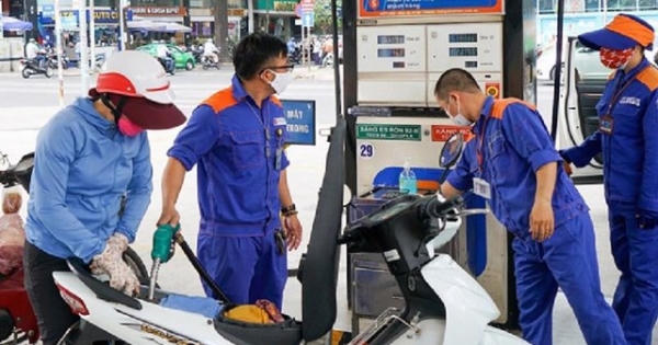 Giá xăng giảm hơn 800 đồng/lít