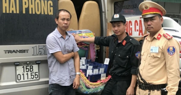 Quảng Ninh: CSGT kiểm tra xe khách, phát hiện hàng trăm bao thuốc là lậu