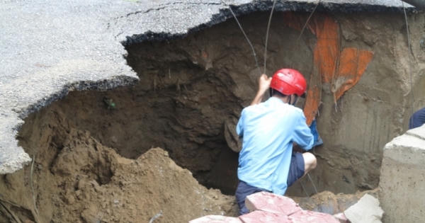 Xuất hiện hố tử thần trên đường ở TP Vinh