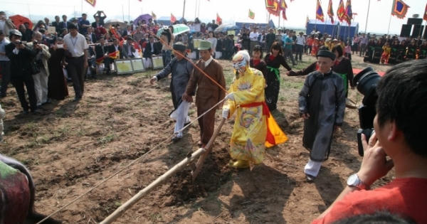 Toàn cảnh lễ hội "Vua đi cày"
