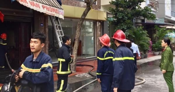 Giải cứu thành công cụ ông 90 tuổi mắc kẹt trong ngôi nhà cháy Giải cứu thành công cụ ông 90 tuổi mắc kẹt trong ngôi nhà cháy