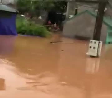 Clip: Người dân Quảng Ninh ngồi trên nóc nhà nhìn nước lũ vây quay