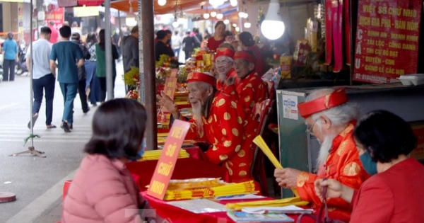 Xếp hàng chờ viết sớ ở Phủ Tây Hồ Xếp hàng chờ viết sớ ở Phủ Tây Hồ