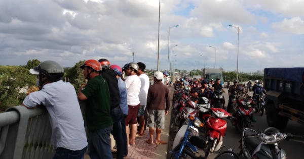 TP HCM: Cứu kịp thời người đàn ông nhảy cầu tự tử