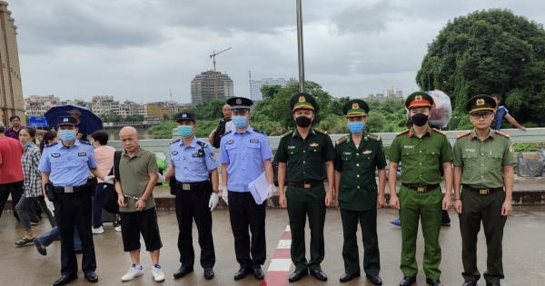 Công an Quảng Ninh bàn giao đối tượng truy nã cho Công an TP Đông Hưng