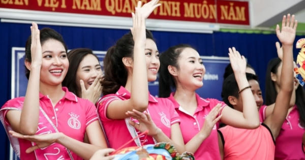 Tân Hoa hậu Đỗ Mỹ Linh vui Trung Thu sớm với trẻ em khuyết tật