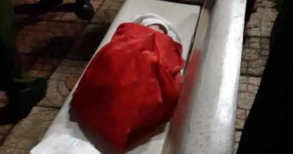 Phát hiện bé gái còn đỏ hỏn trên ghế đá ở công viên