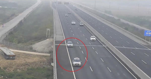 Tước bằng lái 2 tháng đối với hai tài xế chạy lùi trên cao tốc Hà Nội - Hải Phòng