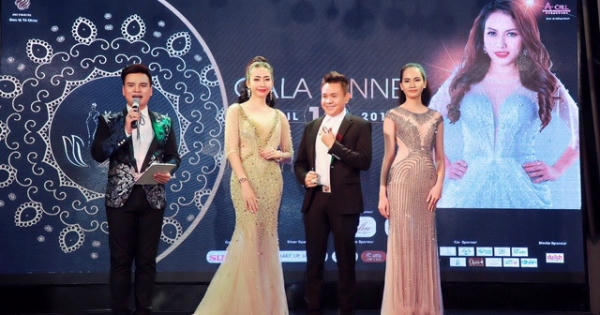 Người đẹp làng thiết kế thời trang Nhật Phượng đấu giá bộ đầm dạ hội tuyệt đẹp làm thiện nguyện