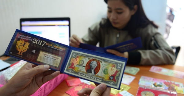 Kinh tế 24h: Dịch vụ đổi tiền lẻ, tiền mới được mời chào sôi động