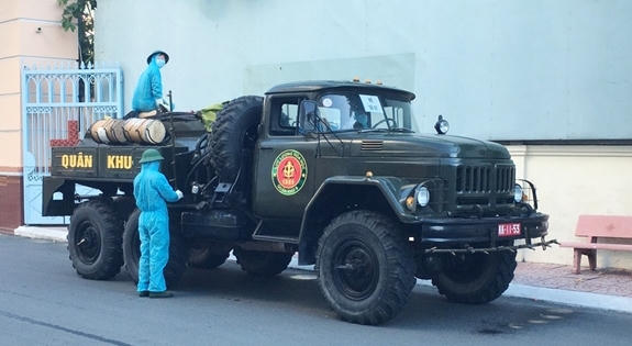 Cần Thơ: Lực lượng Hoá học QK9 triển khai phun hoá chất khử trùng phòng, chống dịch Covid-19