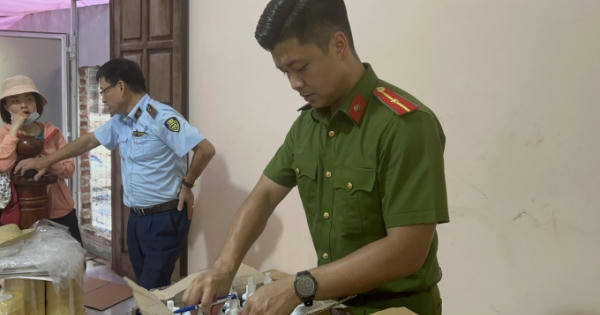Bắt quả tang cơ sở sản xuất hơn 2.000 lít mật ong giả Bắt quả tang cơ sở sản xuất hơn 2.000 lít mật ong giả