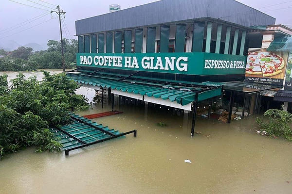 Chùm ảnh mưa lớn, nước dâng cao khiến nhiều nơi ở TP Hà Giang ngập trong biển nước