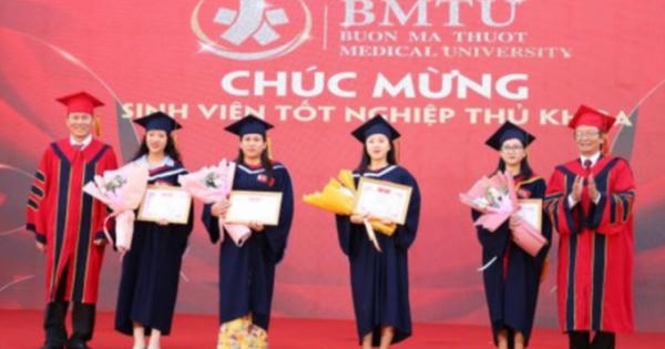 Trao bằng tốt nghiệp cho 246 dược sĩ, bác sĩ Trường ĐH Y Dược Buôn Ma Thuột