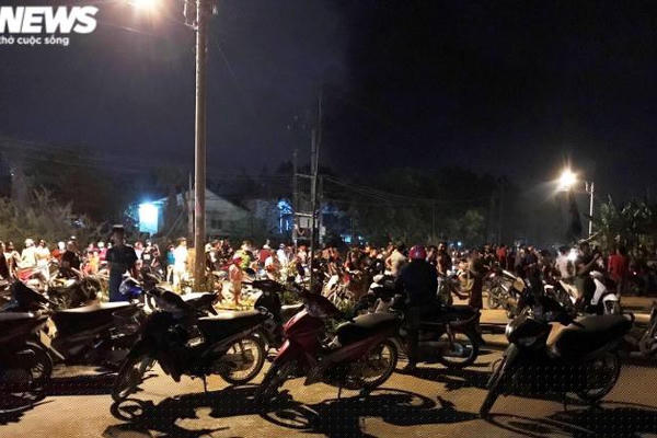 Ảnh: Bất chấp lệnh cách ly xã hội, hàng trăm người tụ tập xem đám cháy