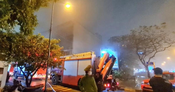 Hà Nội: Cảnh sát giải cứu nhiều người mắc kẹt trong đám cháy ở cơ sở massage