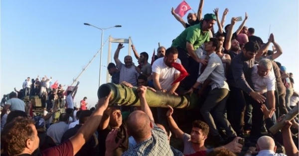 Thổ Nhĩ Kỳ: Đảo chính bị dập tắt, gần 200 người chết, 1.563 người bị bắt, 1.154 người bị thương