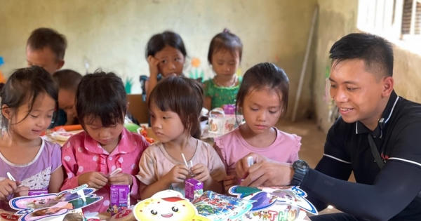 Chàng chiến sĩ công an đất Tây Đô 'nặng lòng' với trẻ em nghèo miền núi