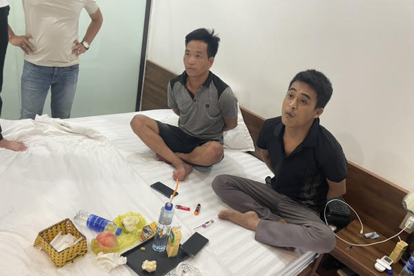 Bắt quả tang hai nam thanh niên sử dụng ma túy đá trong nhà nghỉ ở Quảng Ninh
