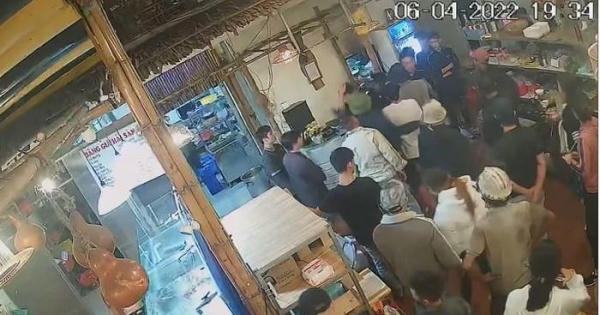 CLIP: Phẫn nộ với nhóm khách bắt nhân viên quán ăn xếp hàng để hành hung