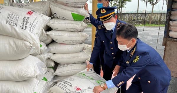 Tạm giữ 2 tấn đường tinh luyện nhập lậu tại Hà Tĩnh