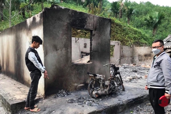 Nam thanh niên dùng xăng đốt nhà bạn gái để trả thù