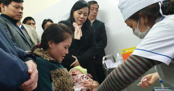 Bộ trưởng Bộ Y tế thị sát điểm tiêm chủng vaccine ComBE Five Bộ trưởng Bộ Y tế thị sát điểm tiêm chủng vaccine ComBE Five