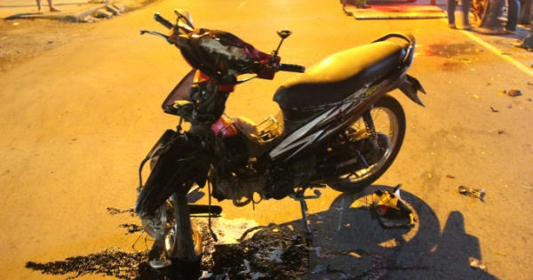 Xe máy tông nhau kinh hoàng, 3 người nằm bất động trên đường
